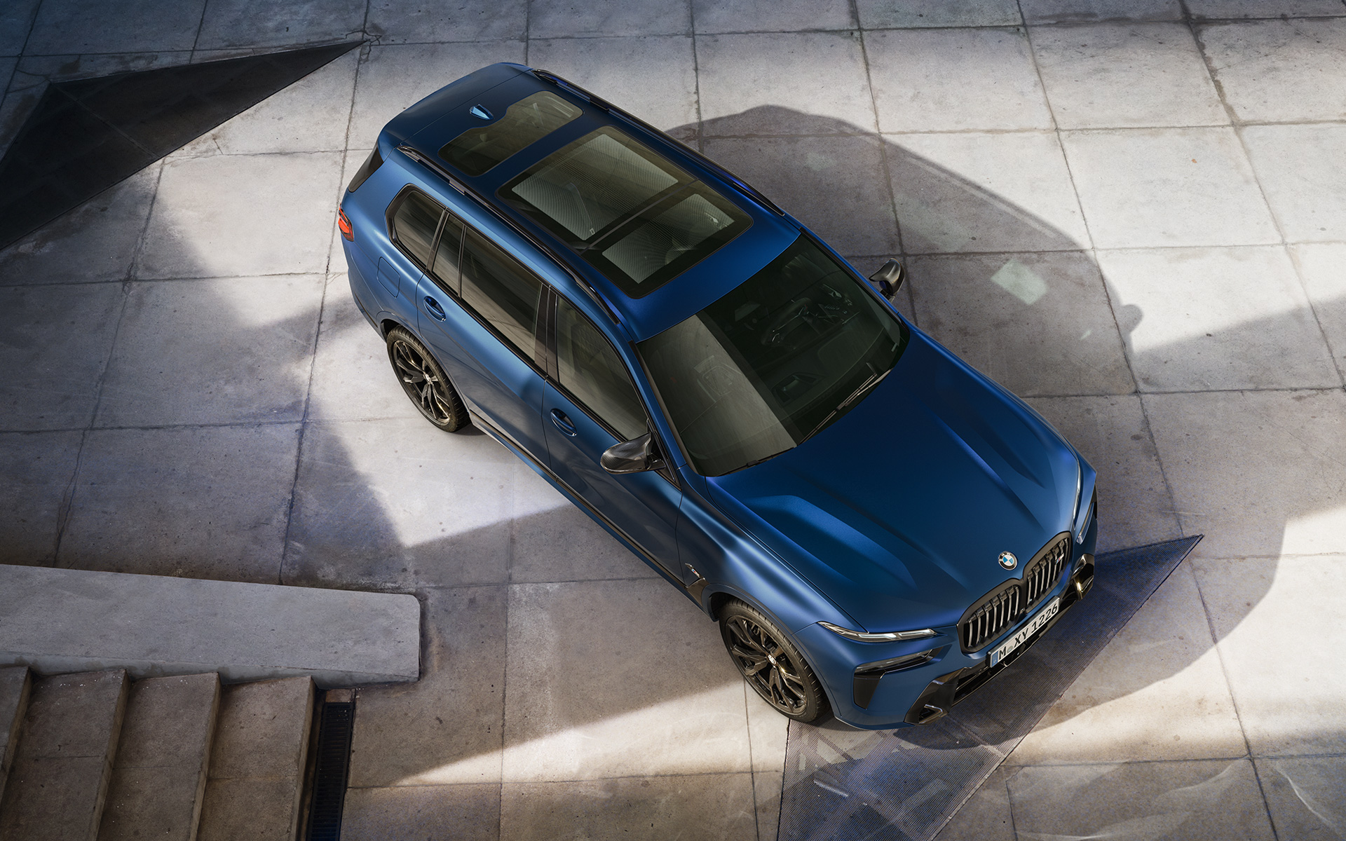 Frontal BMW X7 M60i G07 LCI Frozen Marina Bay Blue, parado, vista aérea Frontal BMW X7 M60i G07 LCI Frozen Marina Bay Blue, parado, vista aérea
