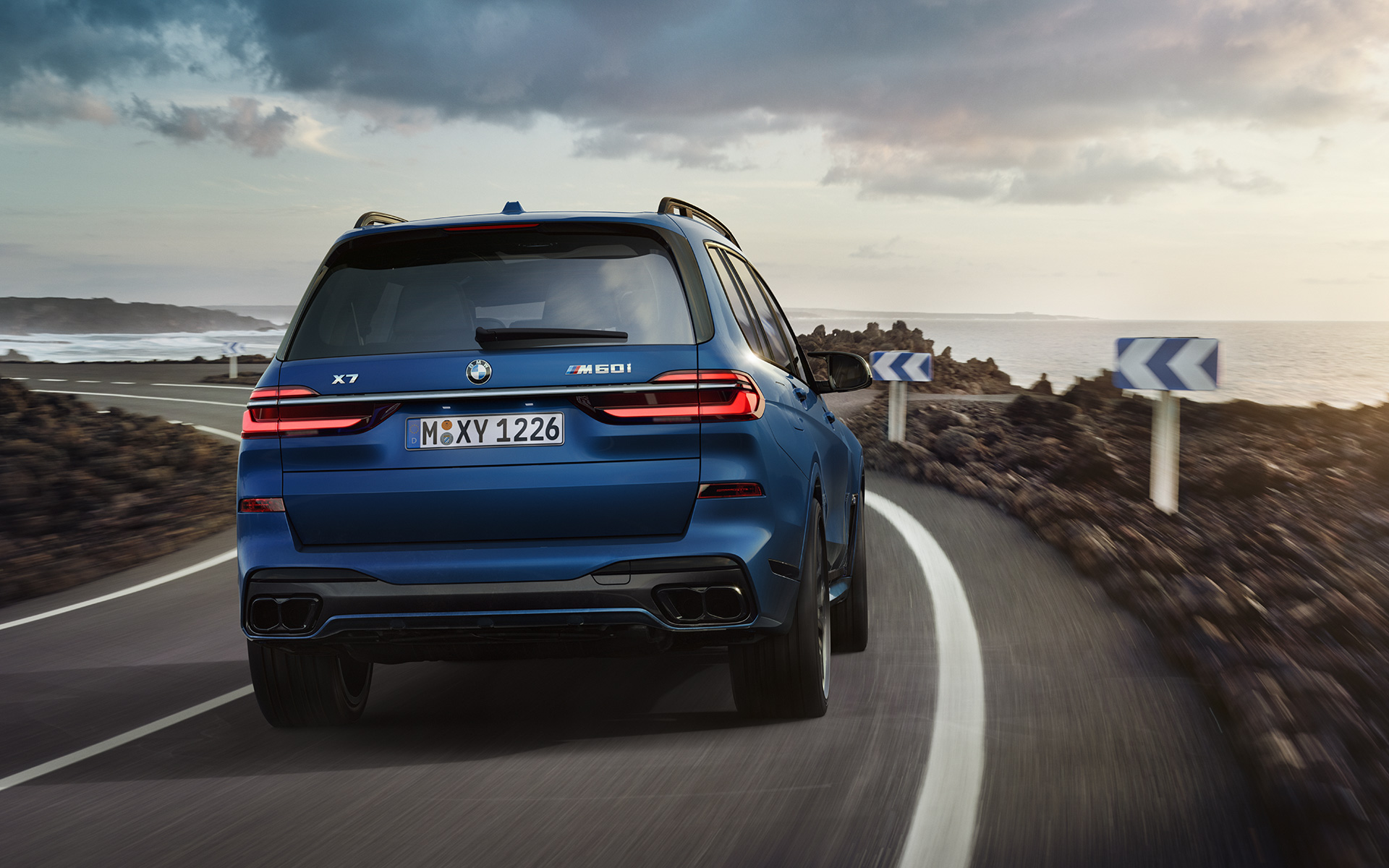 BMW X7 M60i xDrive G07 LCI Frozen Marina Bay Blue, vista de zaga, en marcha BMW X7 M60i xDrive G07 LCI Frozen Marina Bay Blue, parado, vista aérea
