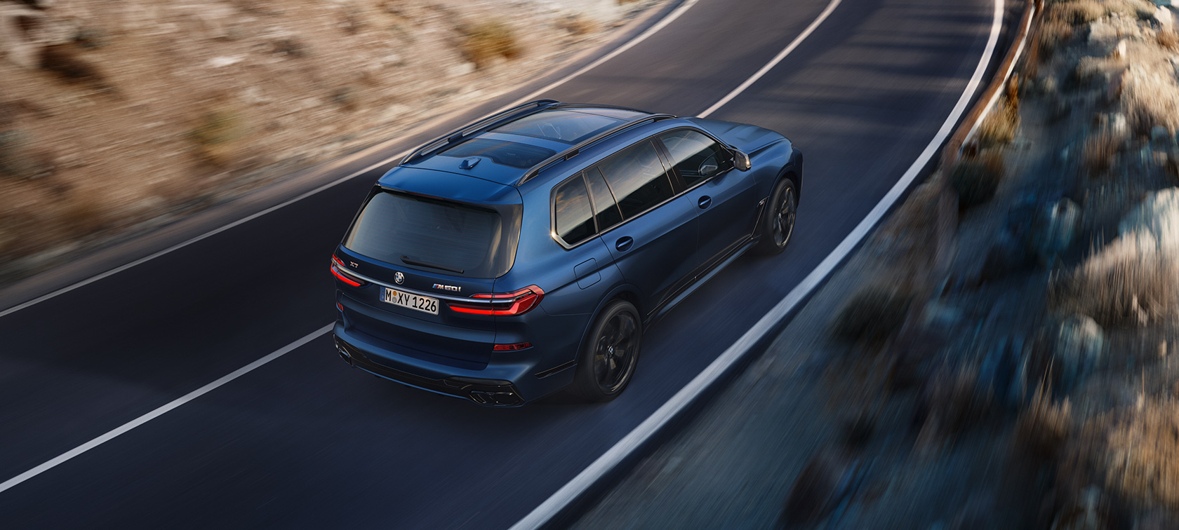 BMW X7 M60i xDrive G07 LCI Frozen Marina Bay Blue, vista de tres cuartos de la zaga, vista aérea, en marcha BMW X7 M60i xDrive G07 LCI Frozen Marina Bay Blue, vista de tres cuartos de la zaga, vista aérea, en marcha, por la carretera