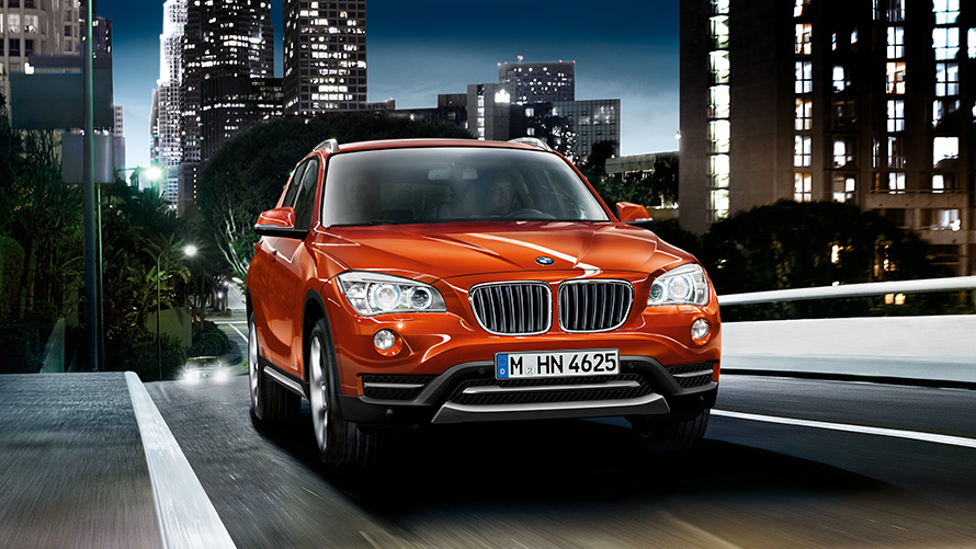 BMW X1 E84, primera generación, vista de tres cuartos del frontal en la calle Modelos BMW X BMW X1 E84, primera generación, vista de tres cuartos del frontal en la calle