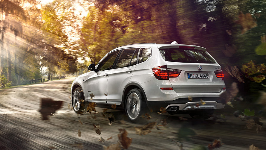 BMW X3 F25, segunda generación, vista de tres cuartos de la zaga, circulando por la calle Modelos BMW X BMW X3 F25, segunda generación, vista de tres cuartos de la zaga, circulando por la calle
