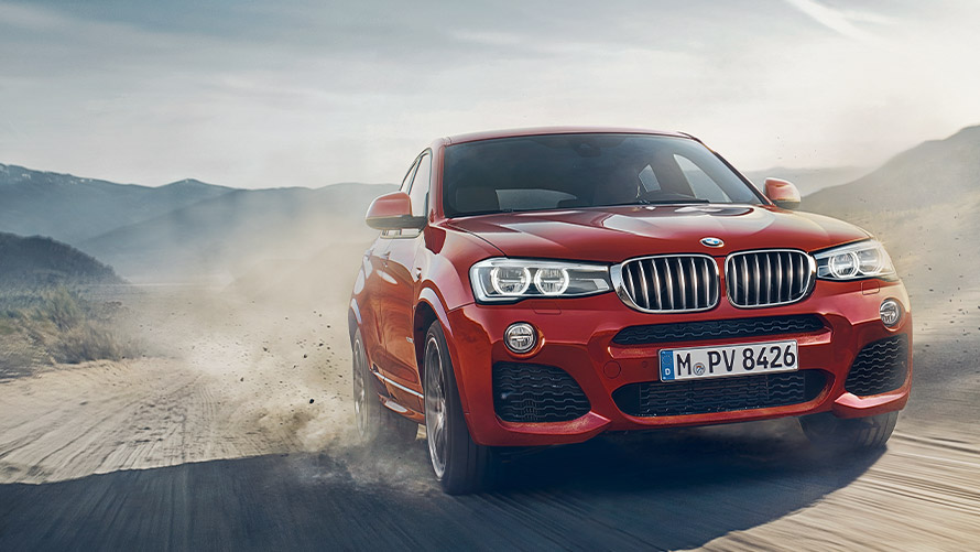 BMW X4 F26, primera generación, vista de tres cuartos del frontal, circulando Modelos BMW X BMW X4 F26, primera generación, vista de tres cuartos del frontal, circulando