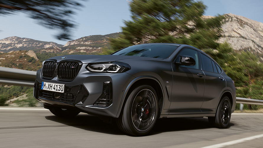 BMW X4 G02, segunda generación, vista de tres cuartos del lateral, circulando por la calle Modelos BMW X BMW X4 G02, segunda generación, vista de tres cuartos del lateral, circulando por la calle