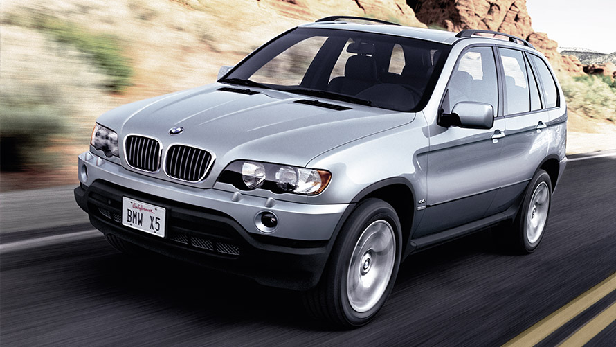 BMW X5 E53, primera generación, vista de tres cuartos del frontal, circulando por la calle Modelos BMW X BMW X5 E53, primera generación, vista de tres cuartos del frontal, circulando por la calle