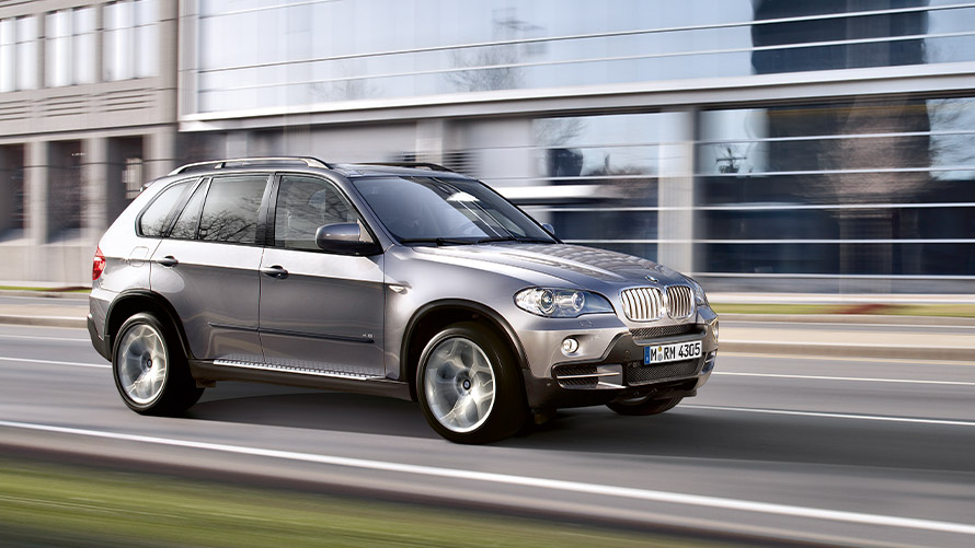 BMW X5 E70, segunda generación, vista del lateral, circulando por la calle Modelos BMW X BMW X5 E70, segunda generación, vista del lateral, circulando por la calle