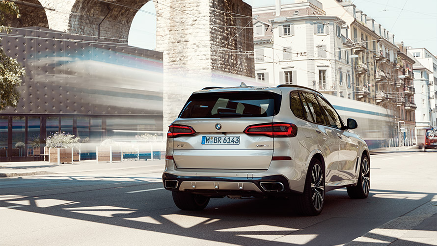 BMW X5 G05, cuarta generación, vista de tres cuartos de la zaga, parado delante de un edificio Modelos BMW X BMW X5 G05, cuatro generación, vista de tres cuartos de la zaga, parado delante de un edificio
