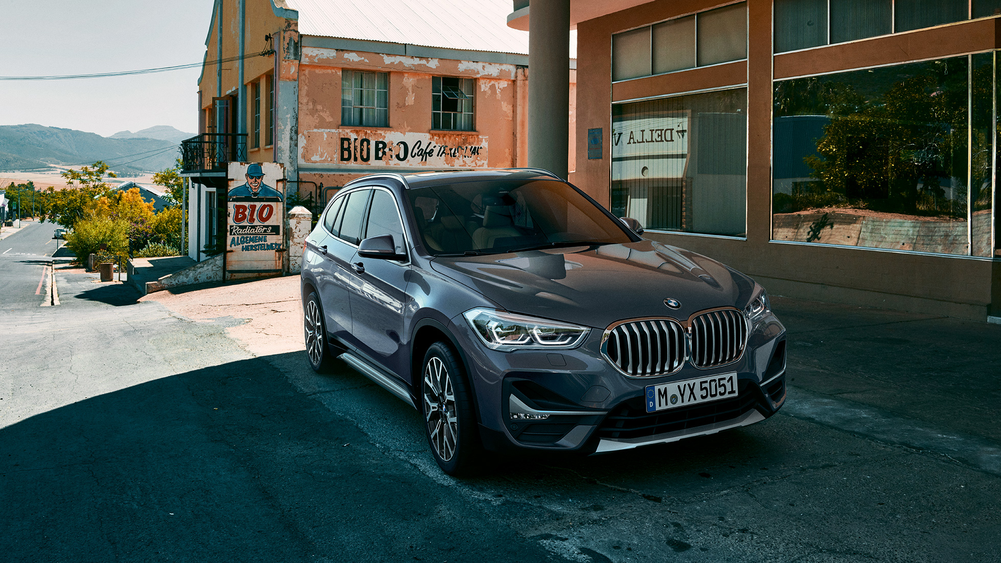 BMW X1, vista frontal tres cuartos. BMW X1, vista frontal tres cuartos frente un escenario urbano.