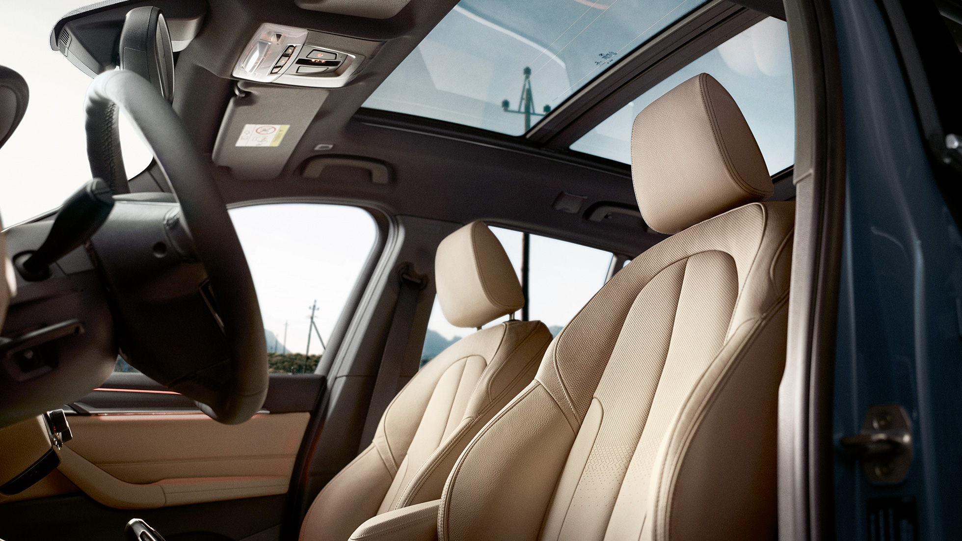 Interior del BMW X1, asientos deportivos. Interior del BMW X1, vista de asientos deportivos ergonómicos.