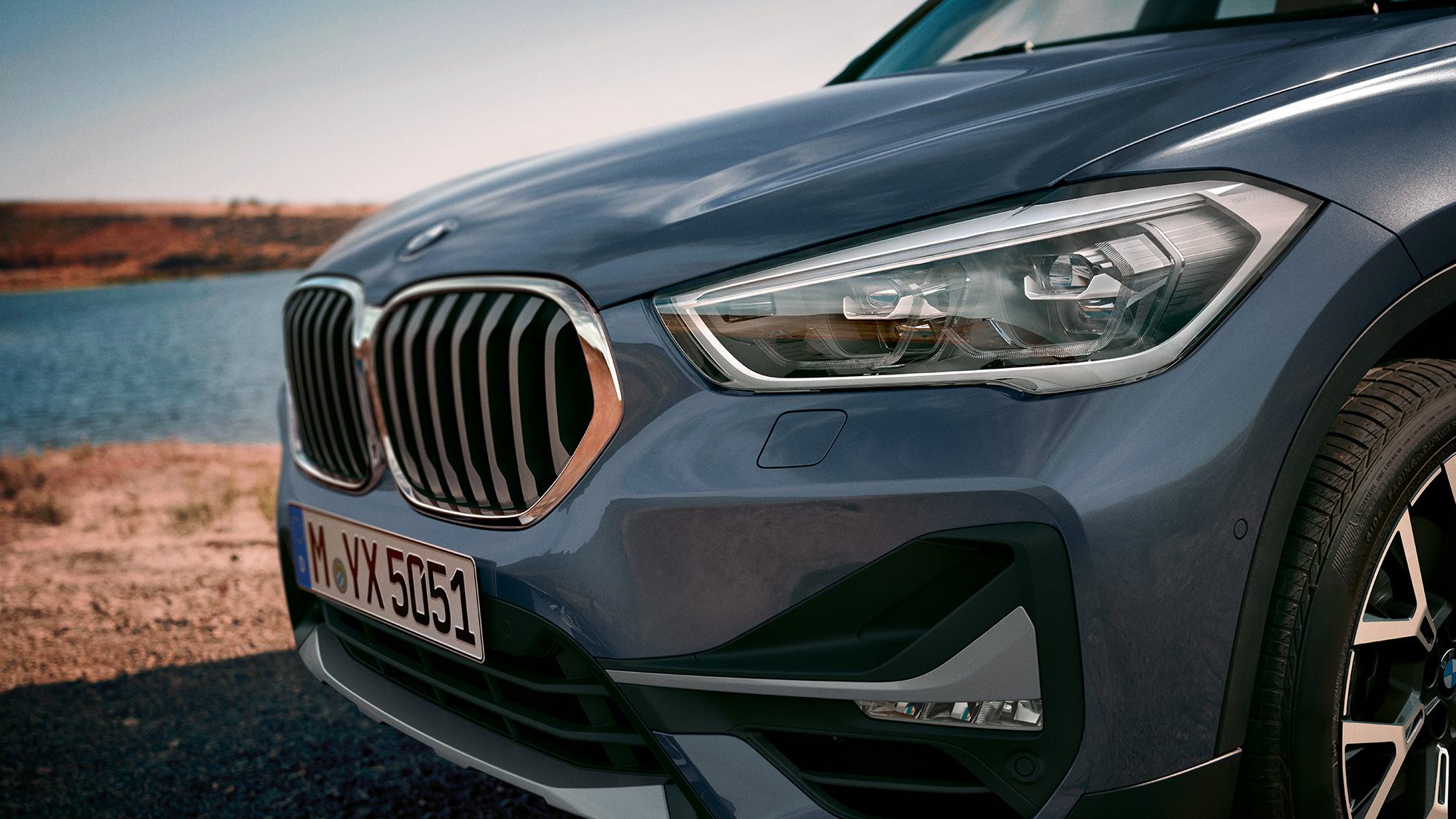 BMW X1, faros LED adaptativos. BMW X1, primer plano de los faros LED adaptativos.