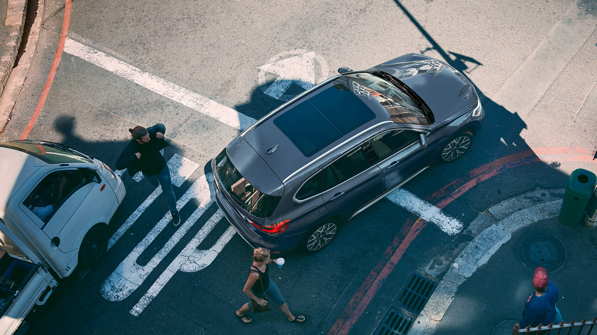 BMW X1, techo de cristal panoramico. BMW X1, con vista del techo de cristal panorámico desde una perspectiva aérea.