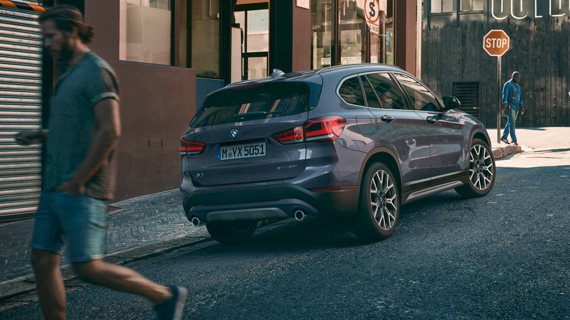 BMW X1, luces LED traseras. BMW X1, vista trasera tres cuartos con luces LED traseras.