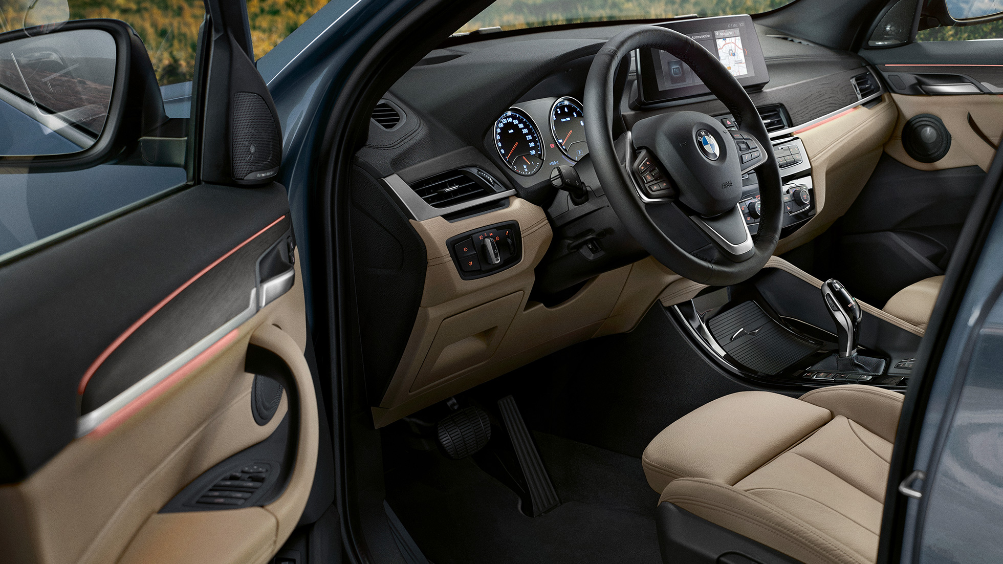BMW X1, Interior BMW X1, interior con enfoque en el volante multifuncional.