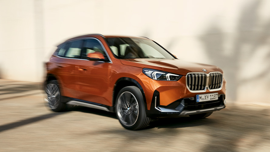 Dinamismo de conducción BMW X1 U11 ICE xLine 2022 BMW X1 U11 ICE xLine Utah Orange metalizado 2022 Dinamismo de conducción