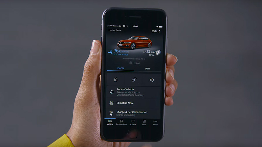 BMW X2 F39 smartphone con aplicación BMW Connected, detalle