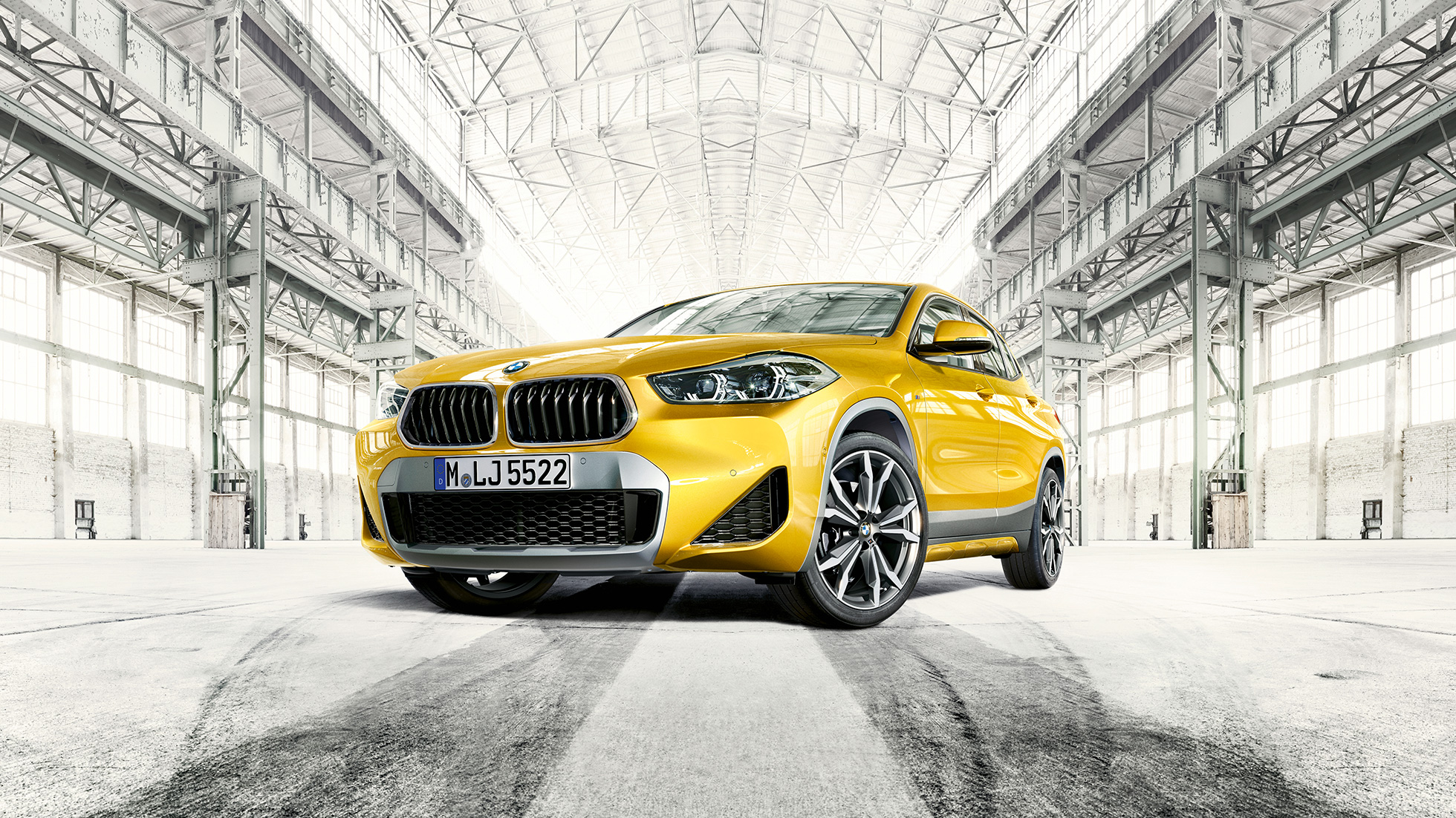 Vista de tres cuartos del frontal BMW X2 F39 Vista de tres cuartos del frontal BMW X2 2018 F39 Galvanic Gold metalizado