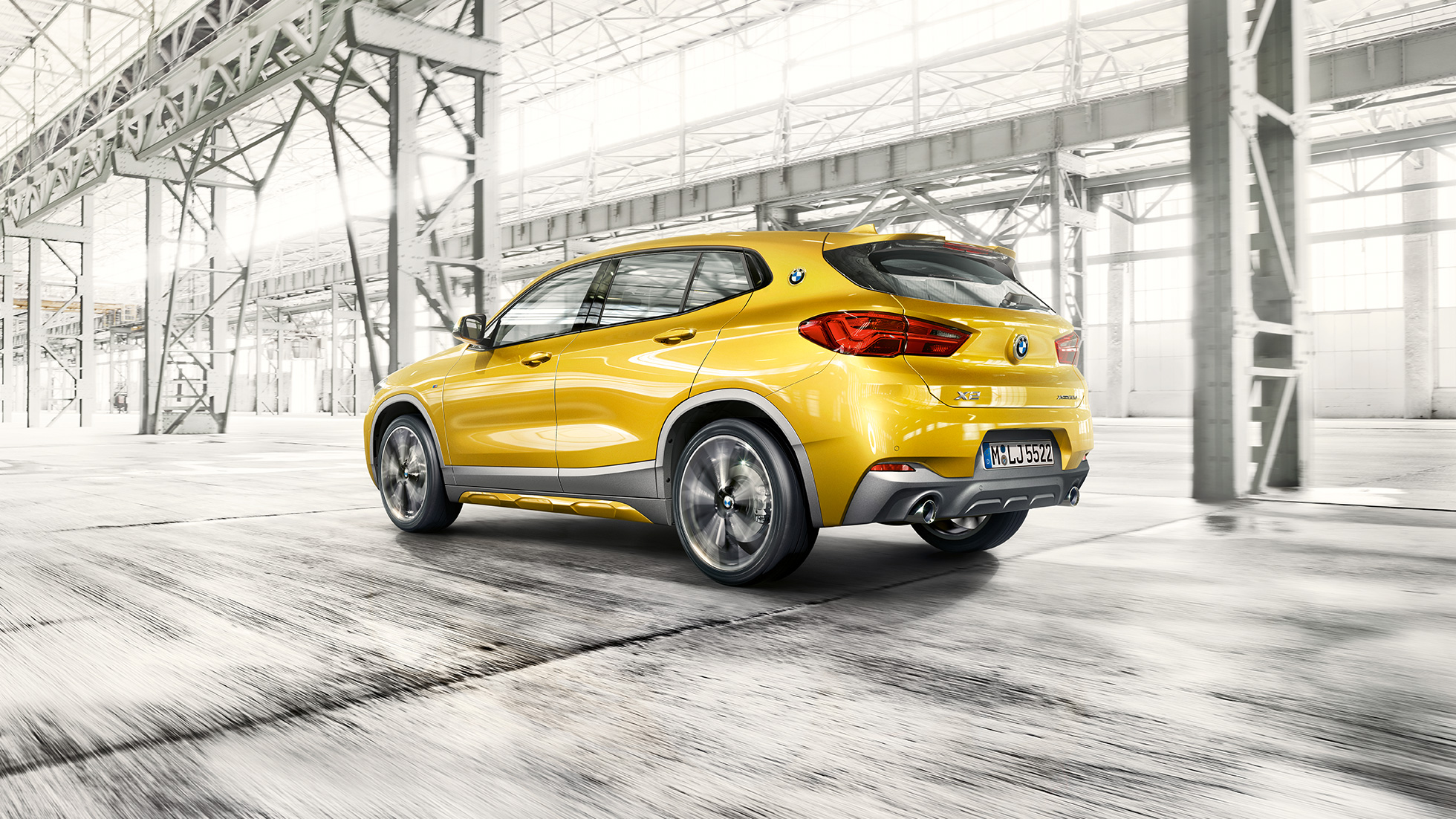 Vista de tres cuartos del lateral BMW X2 F39 BMW X2 2018 F39 Galvanic Gold metalizado, vista de tres cuartos del lateral