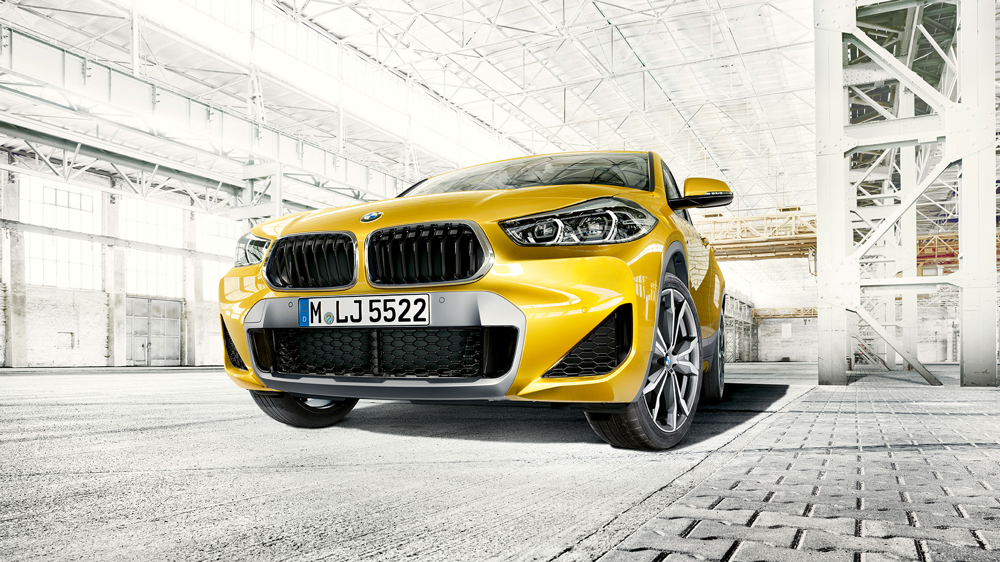 Parrilla doble BMW X2 F39 BMW X2 2018 F39 Galvanic Gold metalizado, vista del frontal, parrilla doble