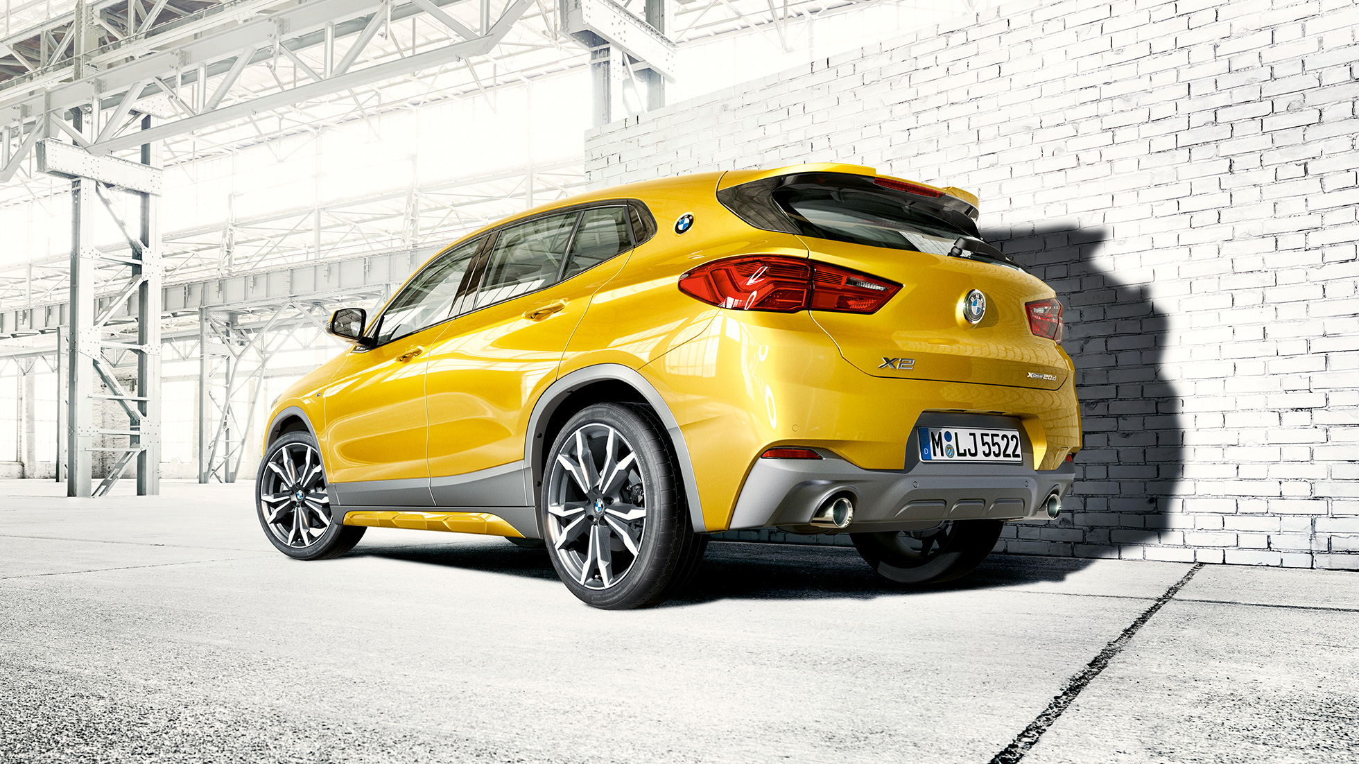 Vista de la zaga BMW X2 F39 BMW X2 2018 F39 Galvanic Gold metalizado, vista de la zaga