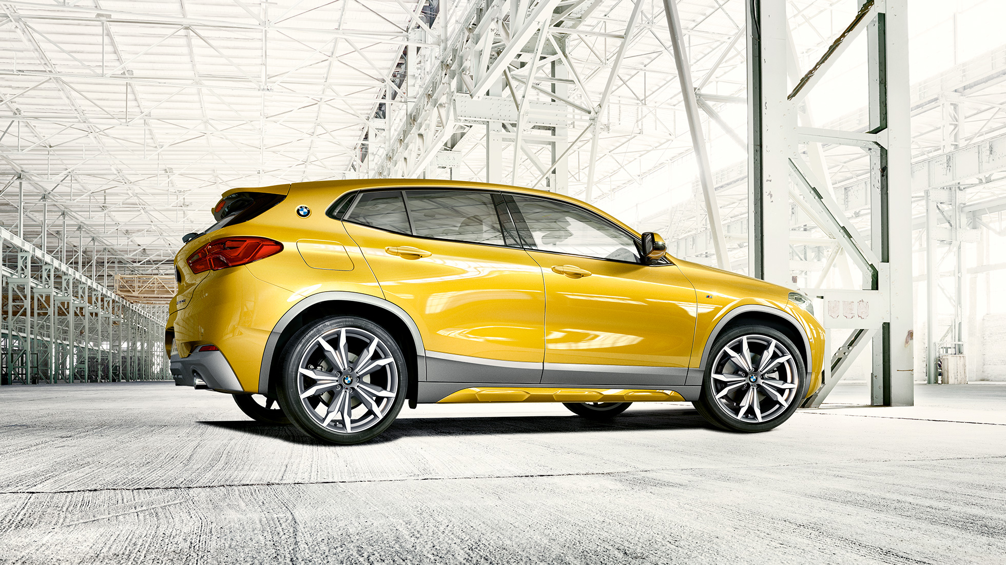 Vista del lateral BMW X2 F39 BMW X2 2018 F39 Galvanic Gold metalizado, vista del lateral