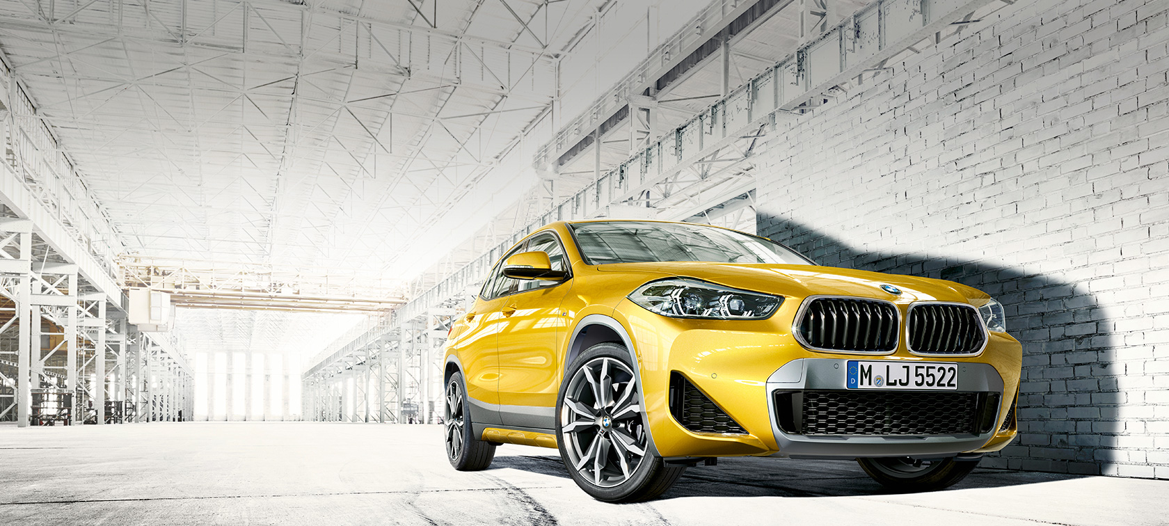 Vista de tres cuartos frontal BMW X2 2018 F39 Galvanic Gold metalizado 