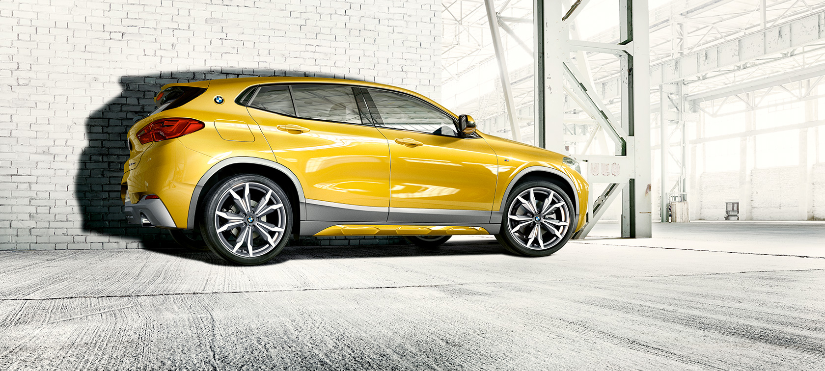 Vista lateral BMW X2 F39 Vista lateral BMW X2 2018 F39 Galvanic Gold metalizado