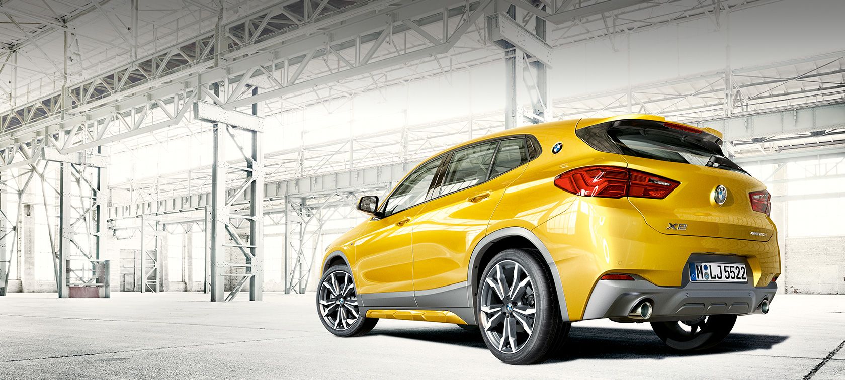Vista de tres cuartos lateral BMW X2 F39 BMW X2 2018 F39 Galvanic Gold metalizado, vista de tres cuartos lateral