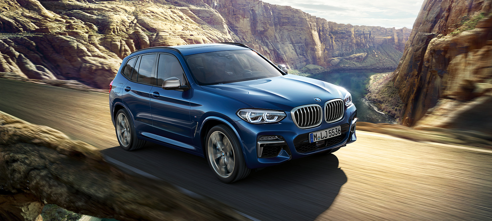 BMW X3 M40i, toma en movimiento frente a un cañón BMW X3 M40i, toma en movimiento frente a un cañón