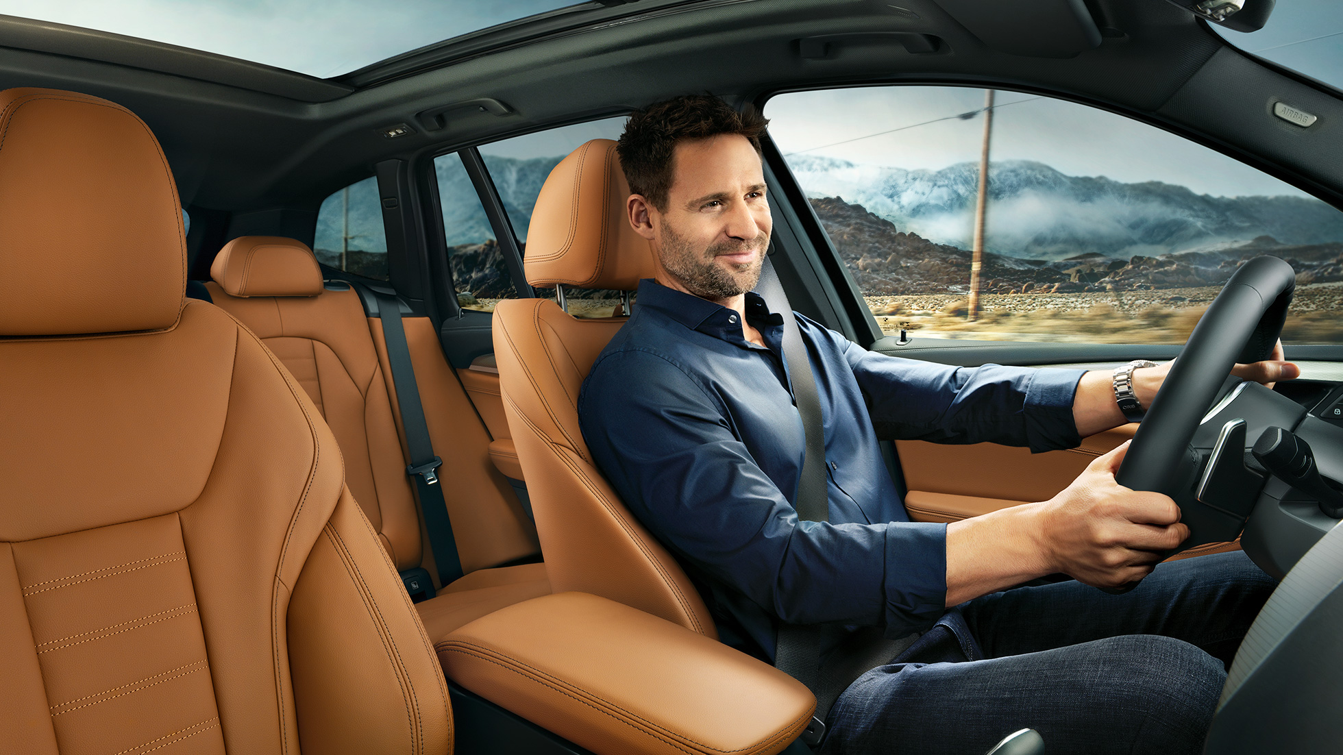 BMW X3 M40i, cabina con un hombre al volante BMW X3 M40i, cabina con un hombre al volante
