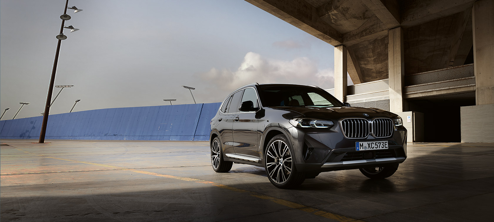 BMW X3 G01 Sophistograu, tres cuartos del frontal, delante de hangar 2021