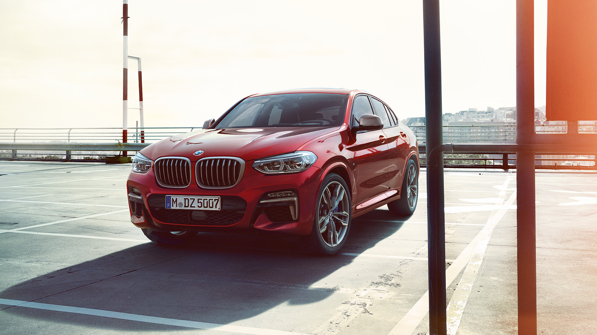 Exterior del BMW X4 BMW X4 M40i 2018 Flamenco Red efecto brillante, vista frontal de tres cuartos