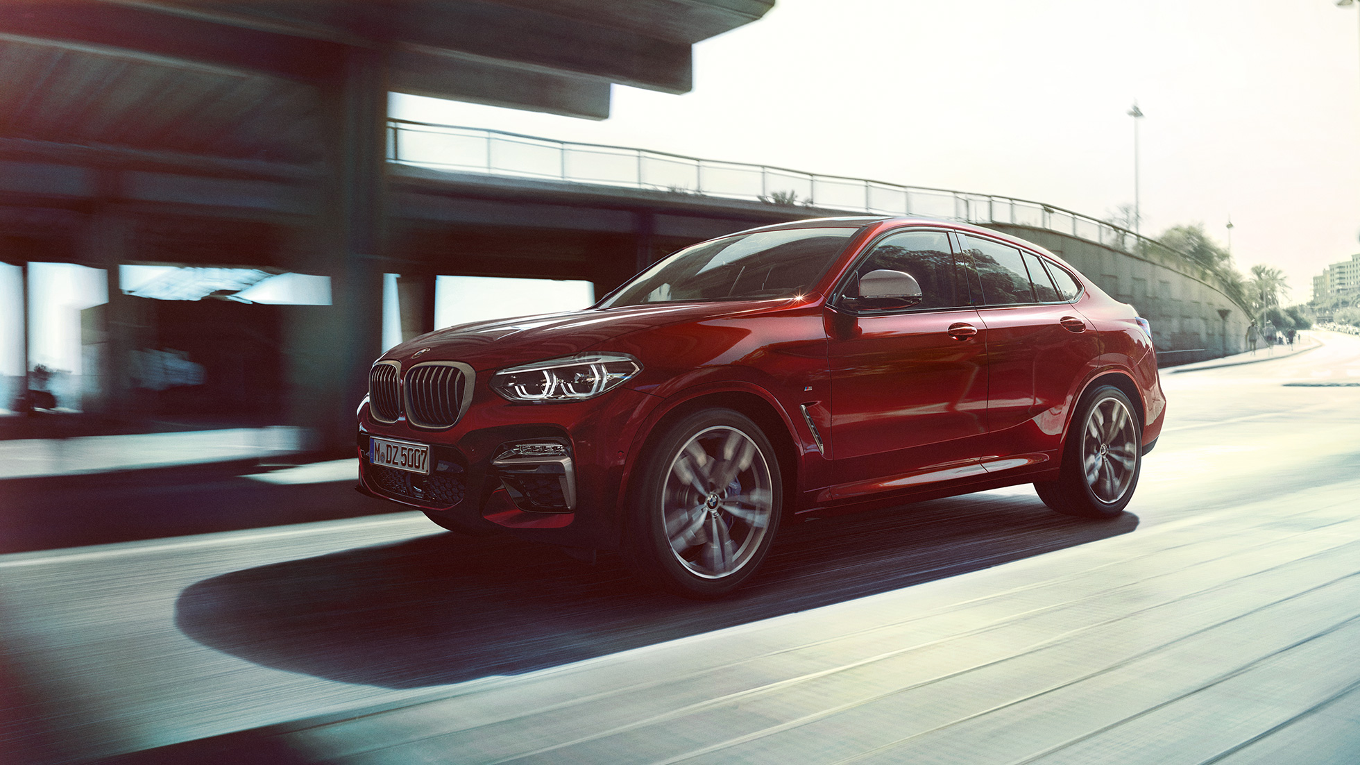 Parte frontal dinámica del BMW X4 BMW X4 M40i 2018 Flamenco Red efecto brillante, vista frontal de tres cuartos