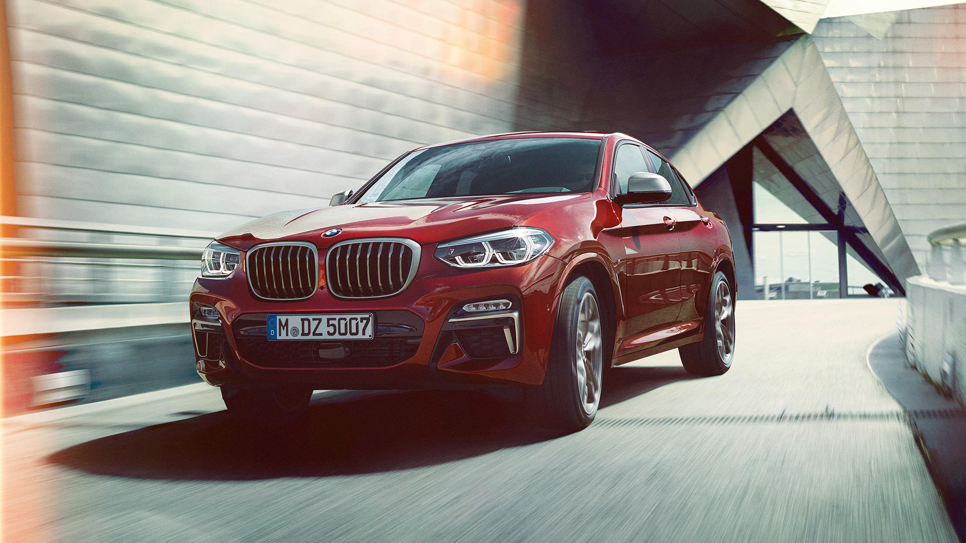 Vista frontal de tres cuartos del BMW X4 BMW X4 M40i 2018 Flamenco Red efecto brillante, vista frontal de tres cuartos