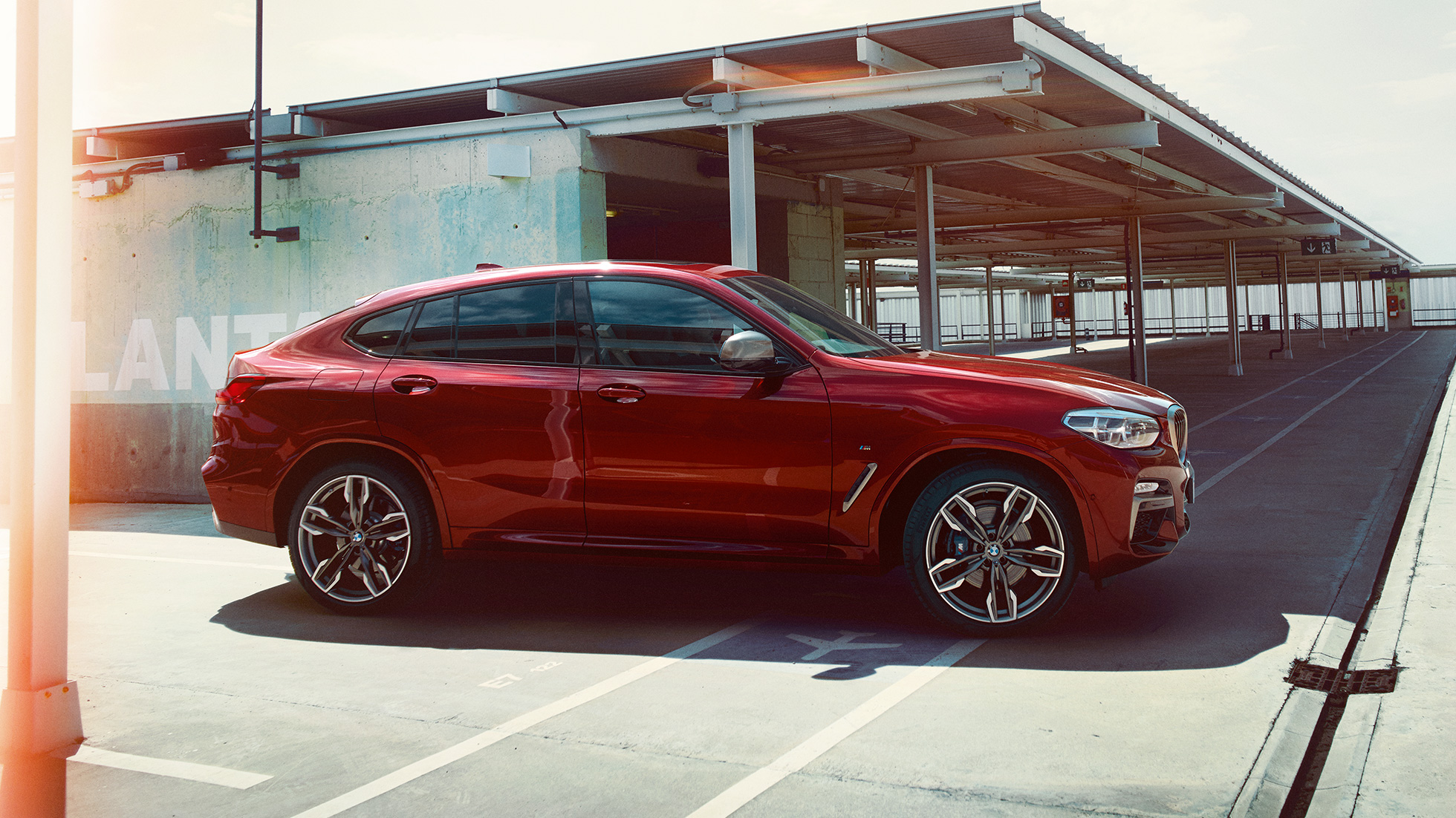 Silueta deportiva del BMW X4 Silueta Deportiva del BMW X4 M40i 2018 Flamenco Red efecto brillante, vista lateral