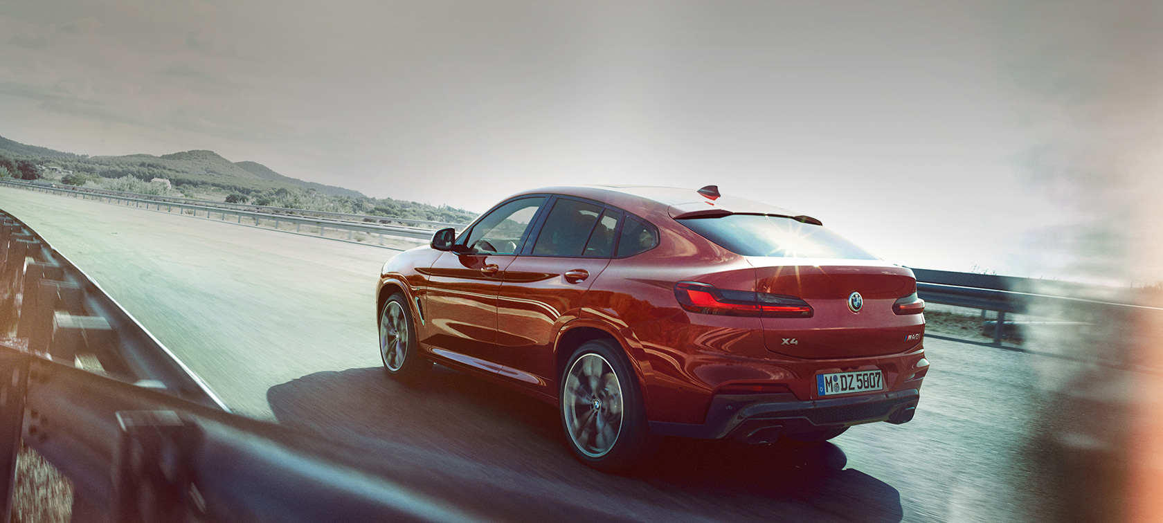 BMW X4 en movimiento en el camino