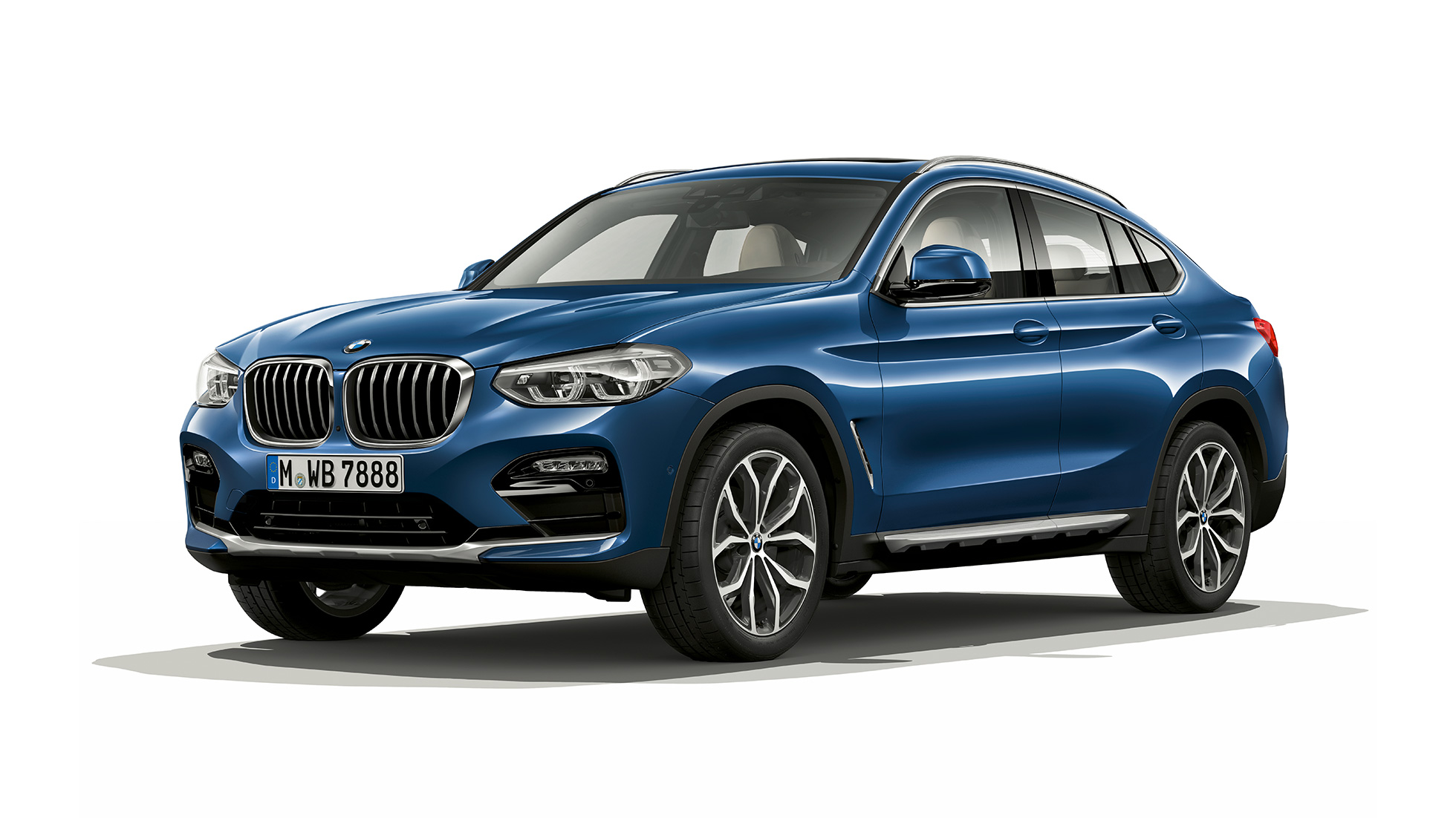Vista frontal de tres cuartos del BMW X4 Modelo xLine BMW X4 xDrive20d Model xLine G02 2018 Phytonic blue three-quarter front view