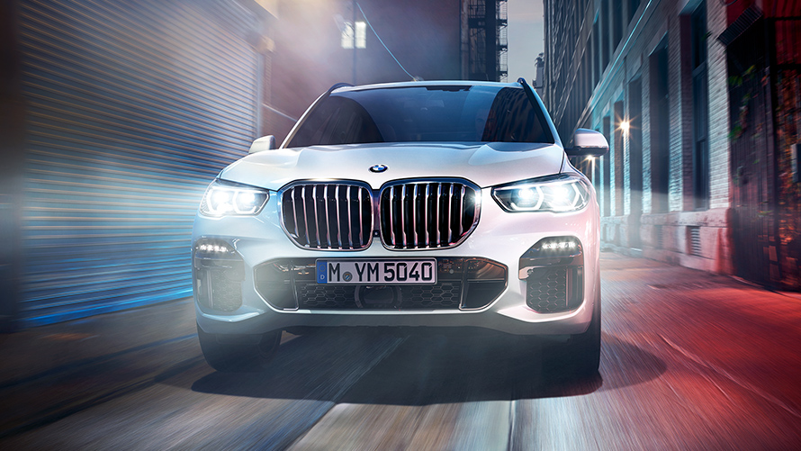 El BMW X5 en una calle de la ciudad por la noche