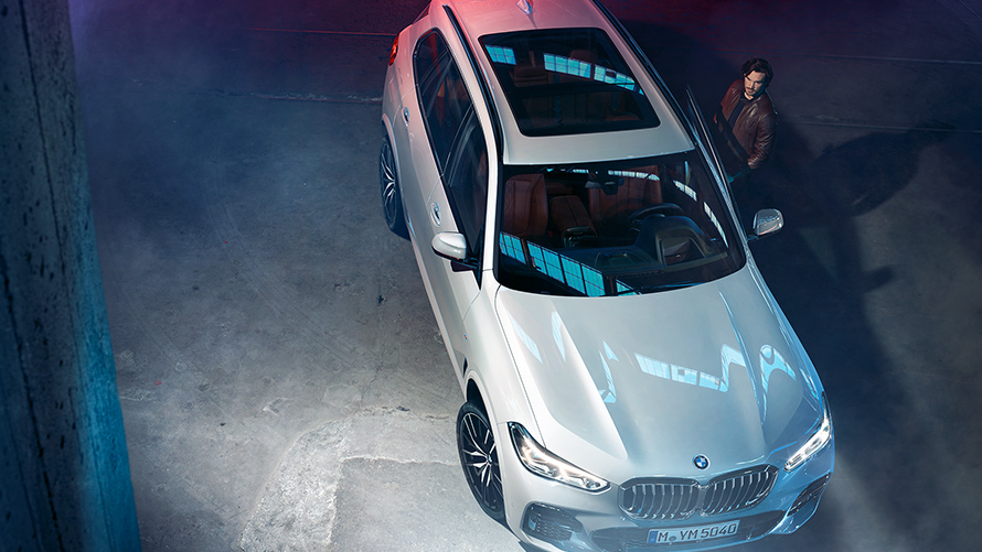 Imagen nocturna del BMW X5 desde arriba en un entorno urbano