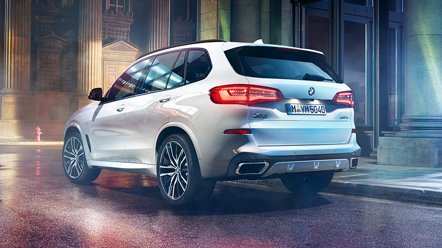 Imagen de la zaga del BMW X5 de noche en un entorno urbano