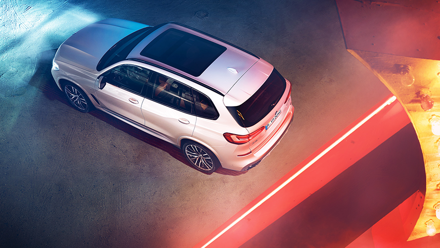 Imagen nocturna del BMW X5 desde arriba