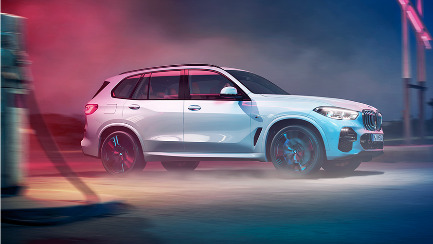 Silueta del BMW X5 de noche en un entorno urbano