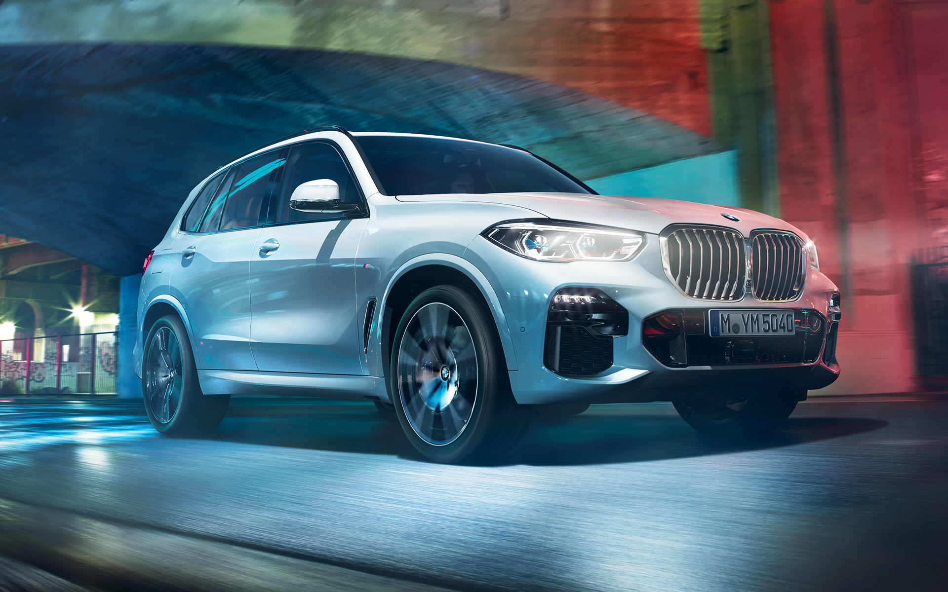 El BMW X5 recorriendo la ciudad de noche