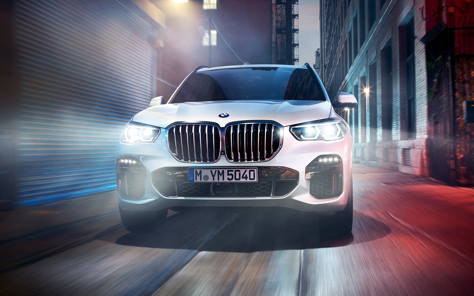 El BMW X5 en una calle de la ciudad por la noche