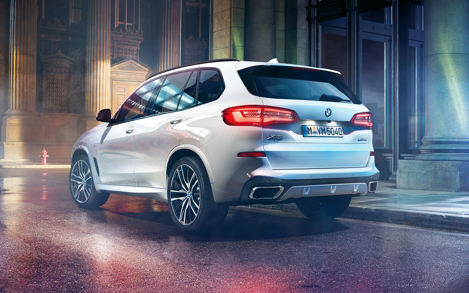 Imagen de la zaga del BMW X5 de noche en un entorno urbano