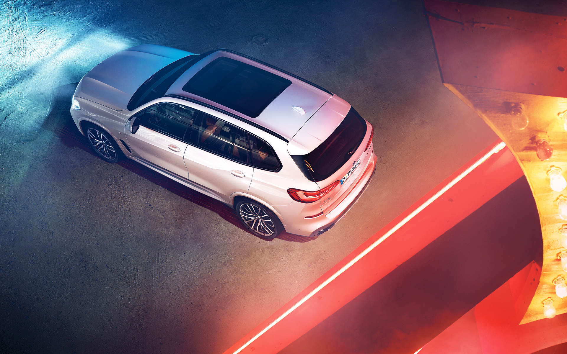 Imagen nocturna del BMW X5 desde arriba