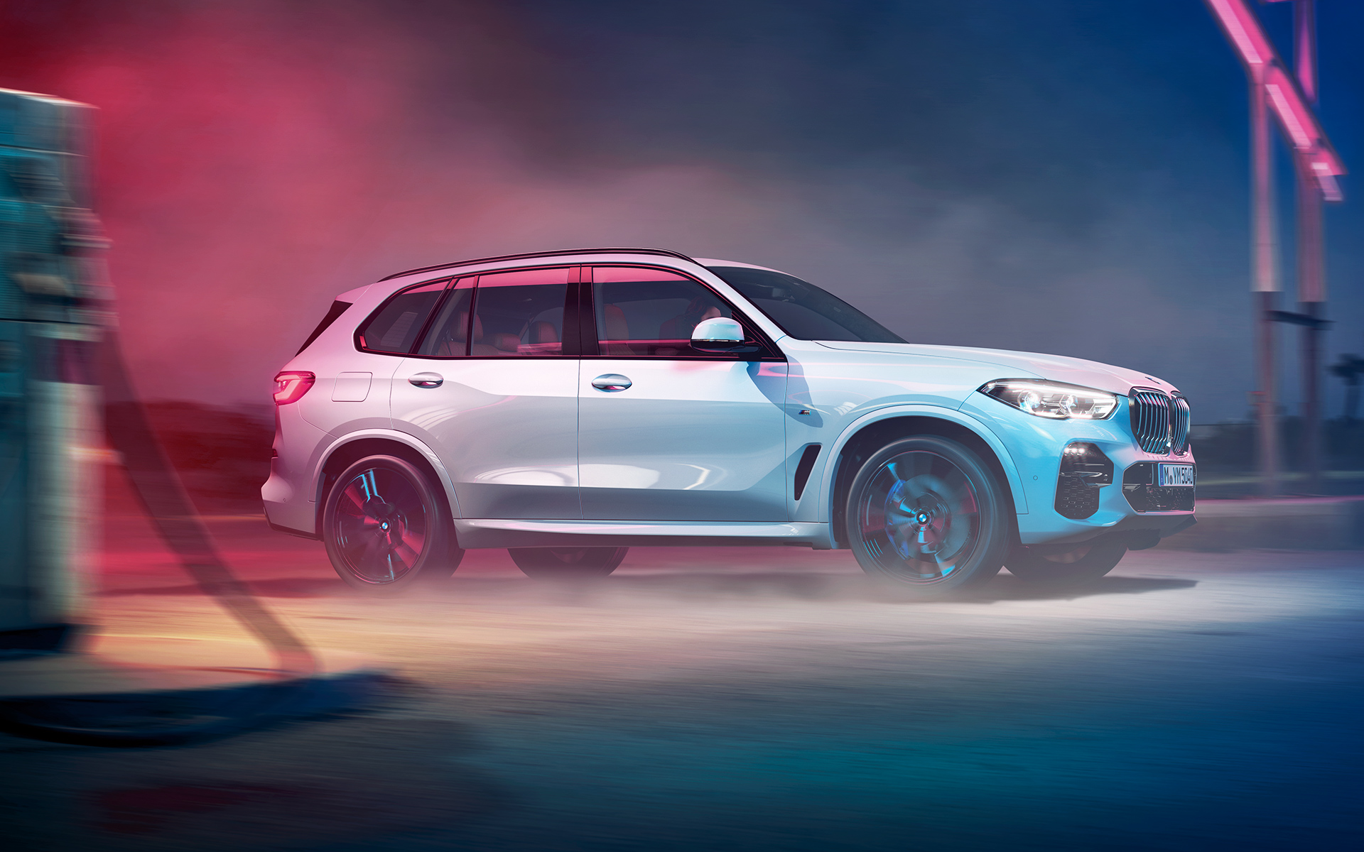 Silueta del BMW X5 de noche en un entorno urbano