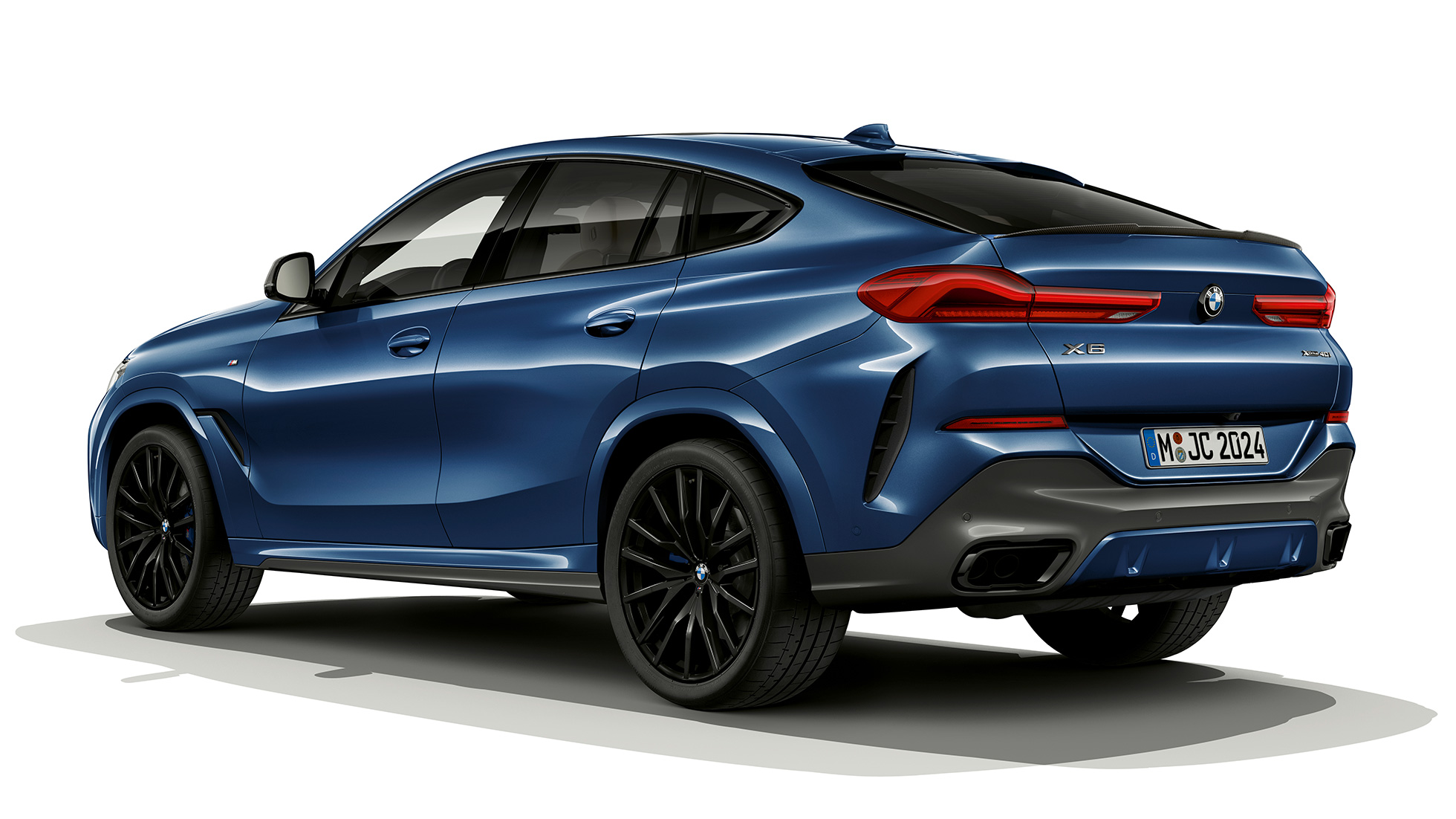 BMW X6 con paquete M Sport, parte trasera. BMW X6 con paquete M Sport en perspectiva trasera de tres cuartos.