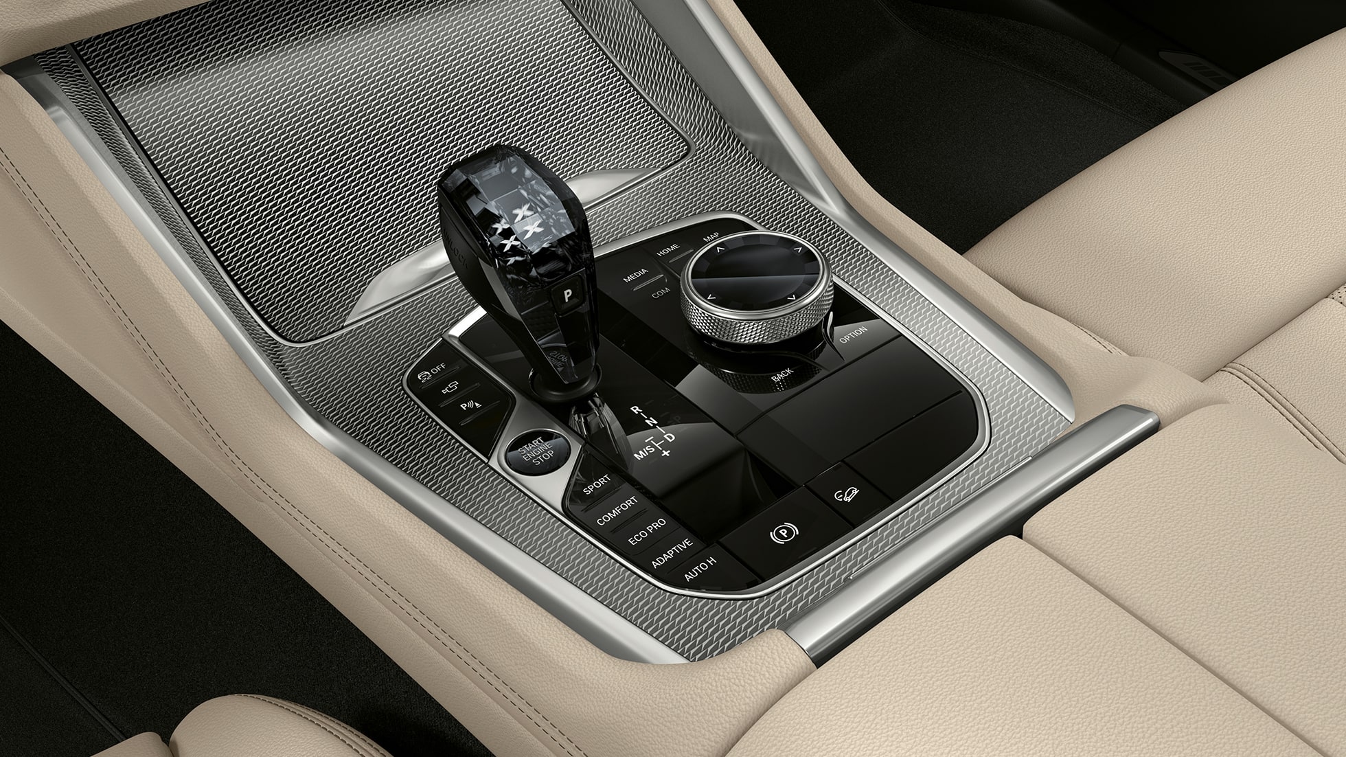 BMW X6 con paquete M Sport, consola central. Interior del BMW X6 con paquete M Sport con enfoque en la consola central.
