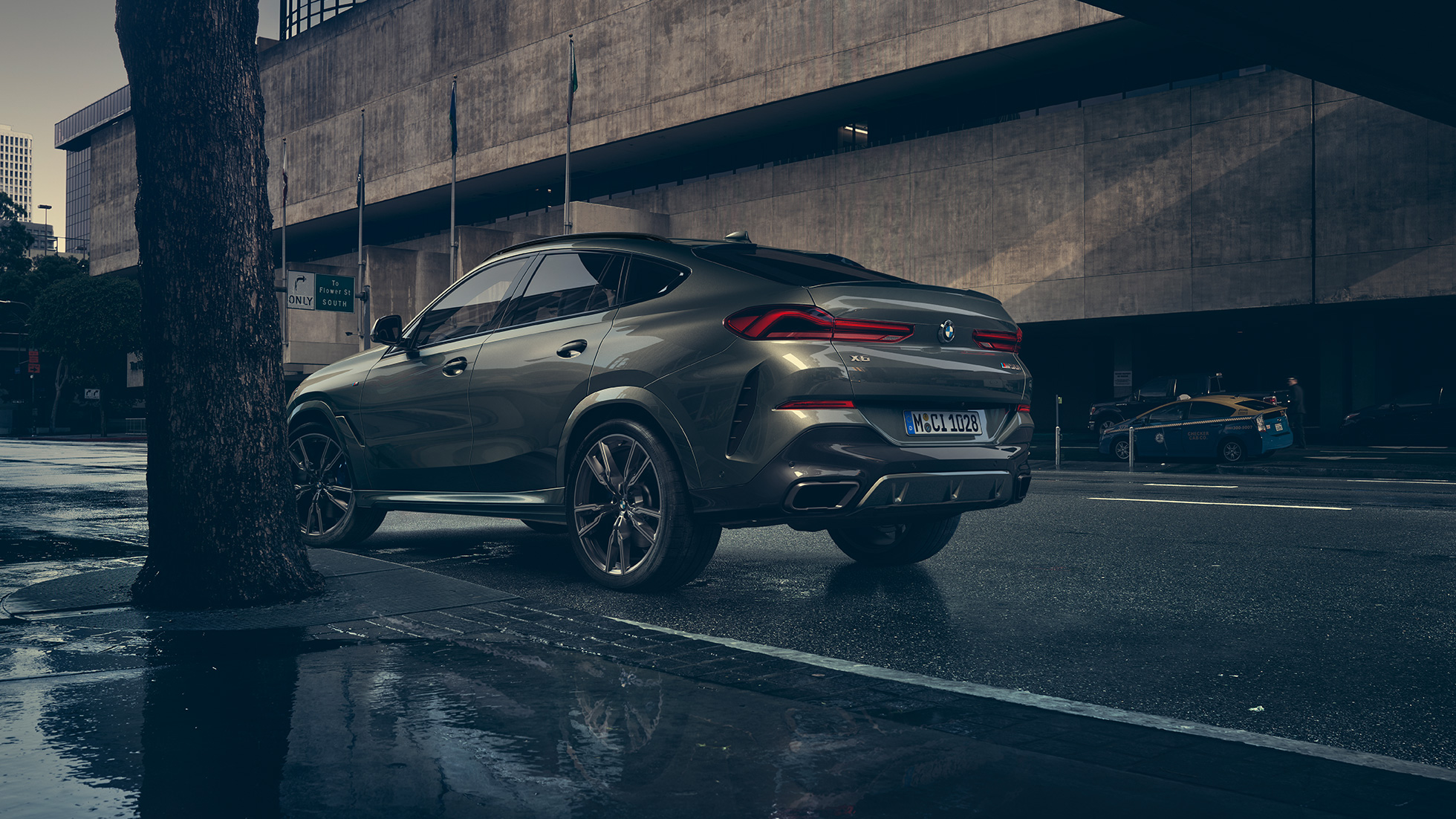 Exterior del BMW X6. BMW X6 en perspectiva trasera de tres cuartos frente a un escenario urbano.