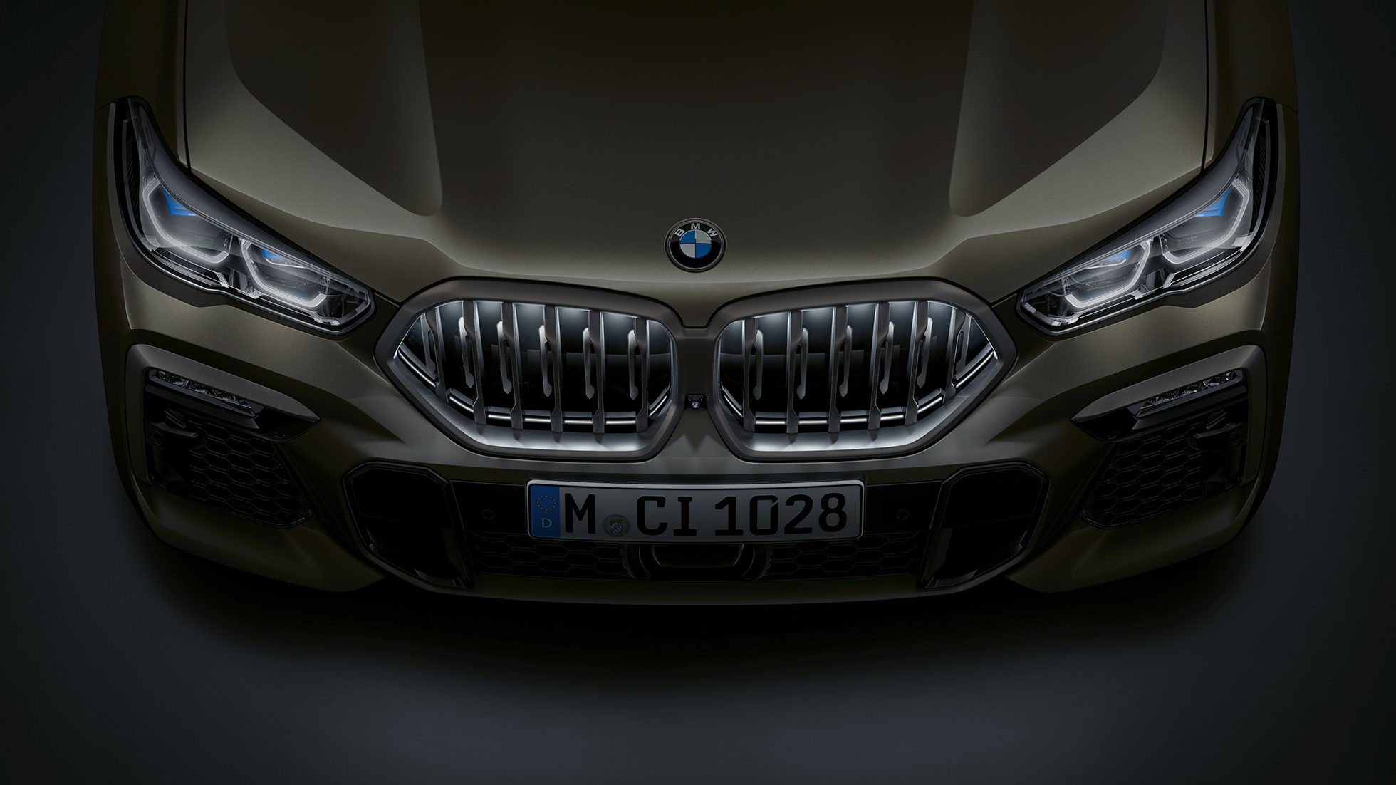 Parte frontal del BMW X6. Vista de cerca de la parte frontal del BMW X6 con parrilla de riñón BMW ‘Iconic Glow’ desde una perspectiva de vista aérea.