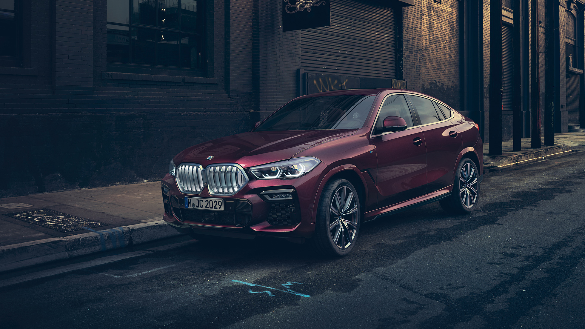 Exterior del BMW X6 Individual. BMW X6 Individual sin movimiento en vista frontal de tres cuartos.